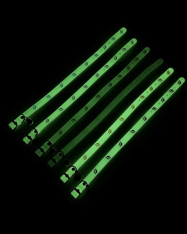 Luminous cat necklace glowing green in low light, silicone design for pet safety and style.